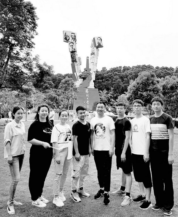 背后的五個大字是:勝利大營救!!!戰到未來,笑到未來。